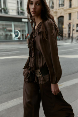 ZARA РУБАШКА СТРУЯЩЕГОСЯ ПОКРОЯ С ВОЛАНАМИ, КОРИЧНЕВЫЙ