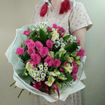 Букет с яркими розовыми кустовыми розами, альстромериями и ромашками Сантини в упаковке