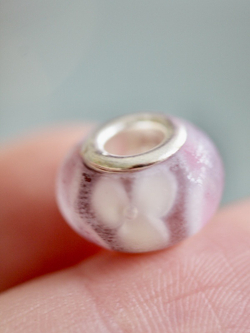 Бусина типа Пандора (Pandora) лэмпворк матовая темно-розовая с цветочками внутри