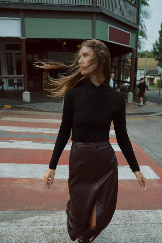 ZARA СВИТЕР ИЗ СМЕСОВОЙ ШЕРСТИ С ПЕРЕКРЕЩЕННЫМ ВОРОТНИКОМ, ЧЕРНЫЙ