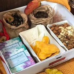Подарочный набор чаем, кофе и шоколадом / 910 гр Подарочный набор чаем, кофе и шоколадом / 910 гр