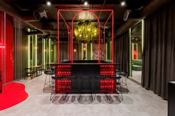 Стеклоблок половинка красный окрашенный изнутри Vitrablok 19х9х8см.