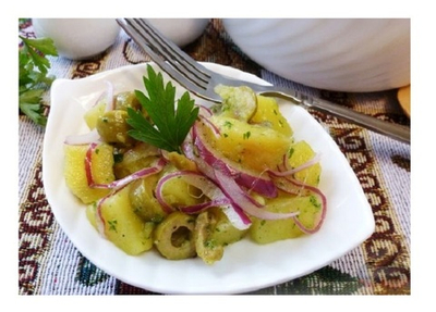 Картофельный салат с оливками и красным луком