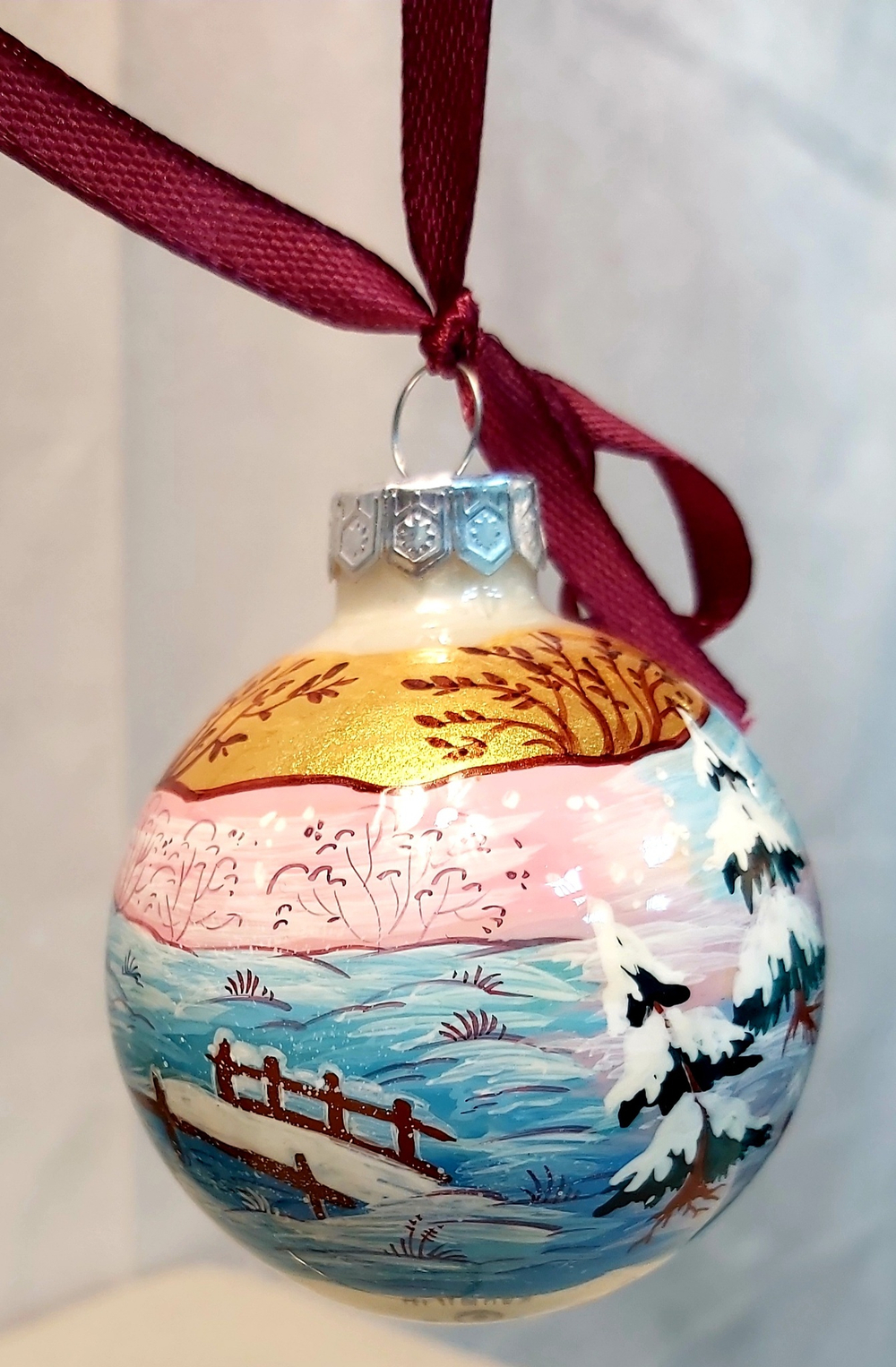 Шар новогодний с ручной росписью  Палех "Лиса и зайцы" на белом фоне