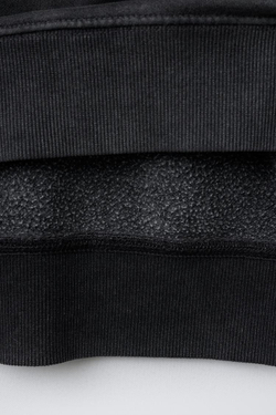 ZARA ТОЛСТОВКА ИЗ ТКАНИ С ЭФФЕКТОМ ПОТЕРТОСТИ С НАДПИСЬЮ, СЕРЫЙ