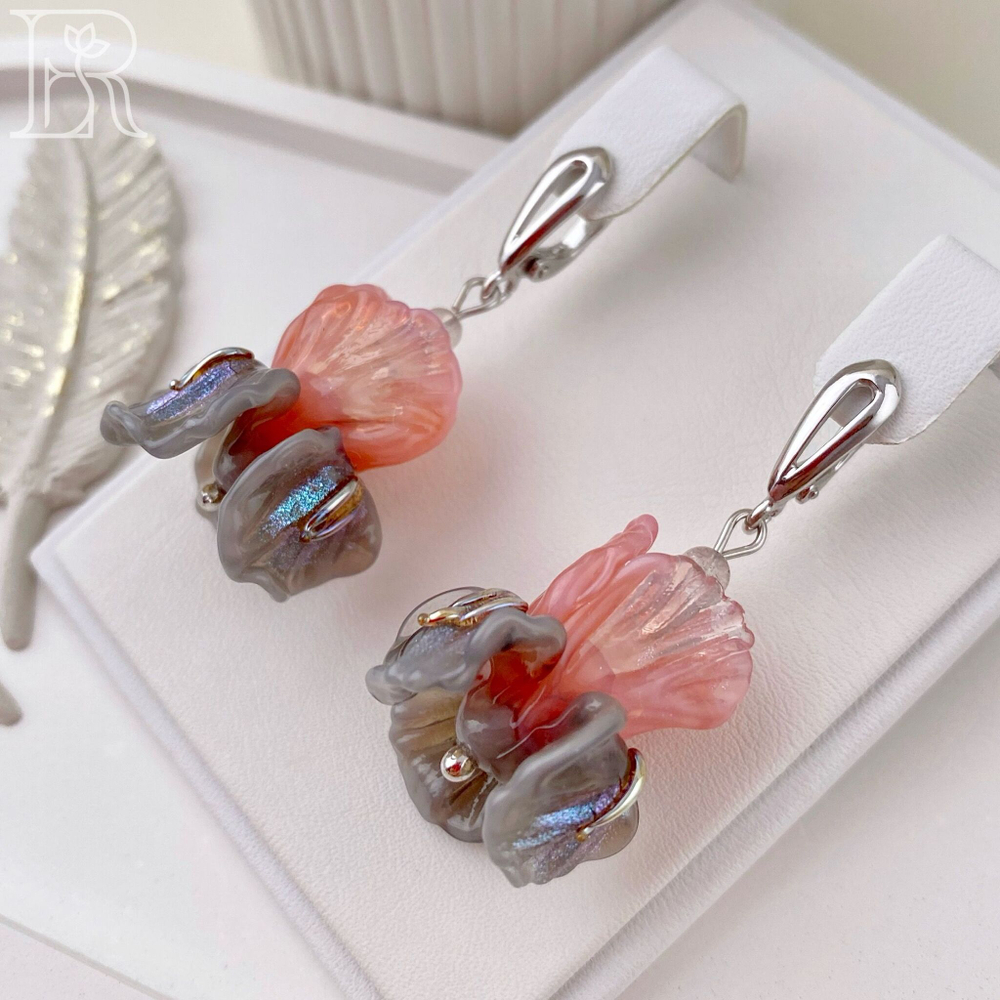 LEFIREL' Серьги серебряные женские "Ирисы" с цветами из муранского стекла / ювелирные украшения из родированного серебра 925