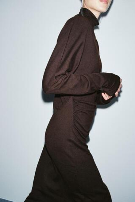 ZARA ТРИКОТАЖНОЕ ПЛАТЬЕ МИДИ С ВЫРЕЗАМИ, КОРИЧНЕВЫЙ