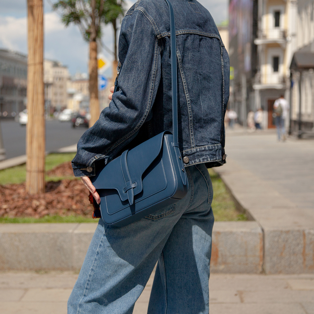 Сумка Universel с двумя плечевыми ремнями из кожи теленка, синего цвета