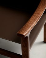 Стул Jan из переработанной кожи темно-коричневого цвета и ясеня в ореховом цвете