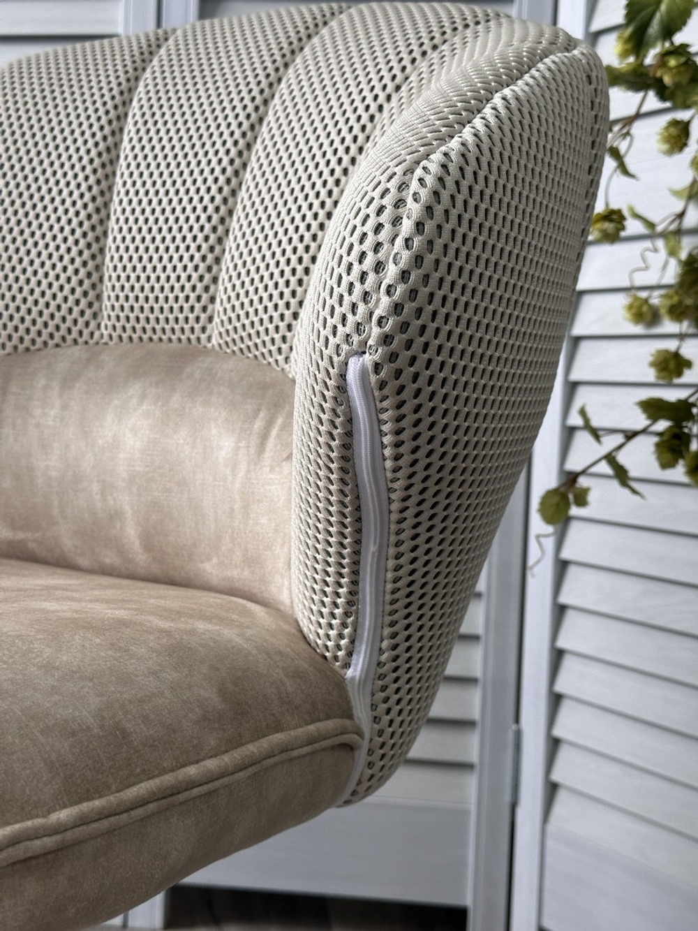 Стул М-City DISAUR Астра (Astra) поворотный на поворотный на 360 градусов, Белый Sonic 23 ткань, 7525-01 Велюр, Черный каркас