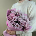 Сиренево-розовый букет из кустовой розы, кустовой хризантемы и гипсофилы (M)