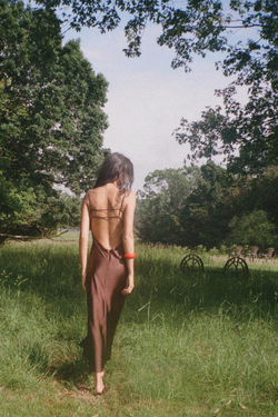 ZARA АТЛАСНОЕ ПЛАТЬЕ МИДИ, ТЕМНЫЙ СЕРО-КОРИЧНЕВЫЙ