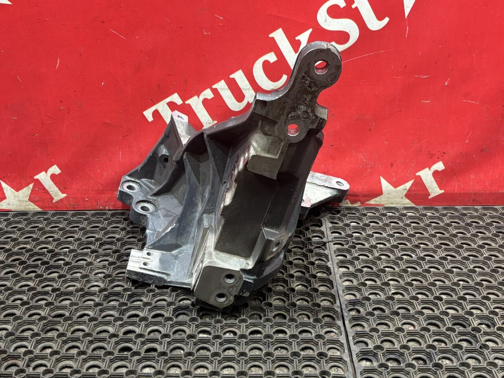 Кронштейн усилителя бампера правый 2023г.