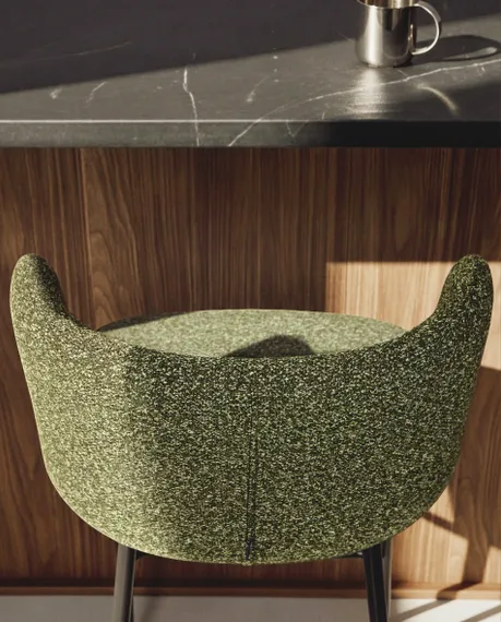 Барный стул Ciselia из темно-зеленого шенилла с ножками из черной стали