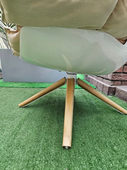 Поворотное кресло Husk белое