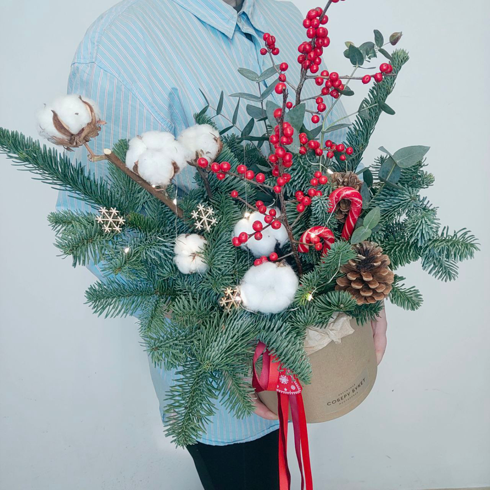 Новогодняя композиция в шляпной коробке с гирляндой