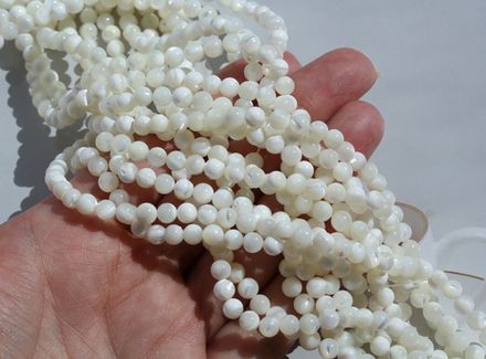 Нить бусин из перламутра, 5мм гладкие