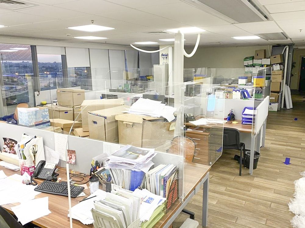 Прозрачные защитные экраны в офис опенспейс