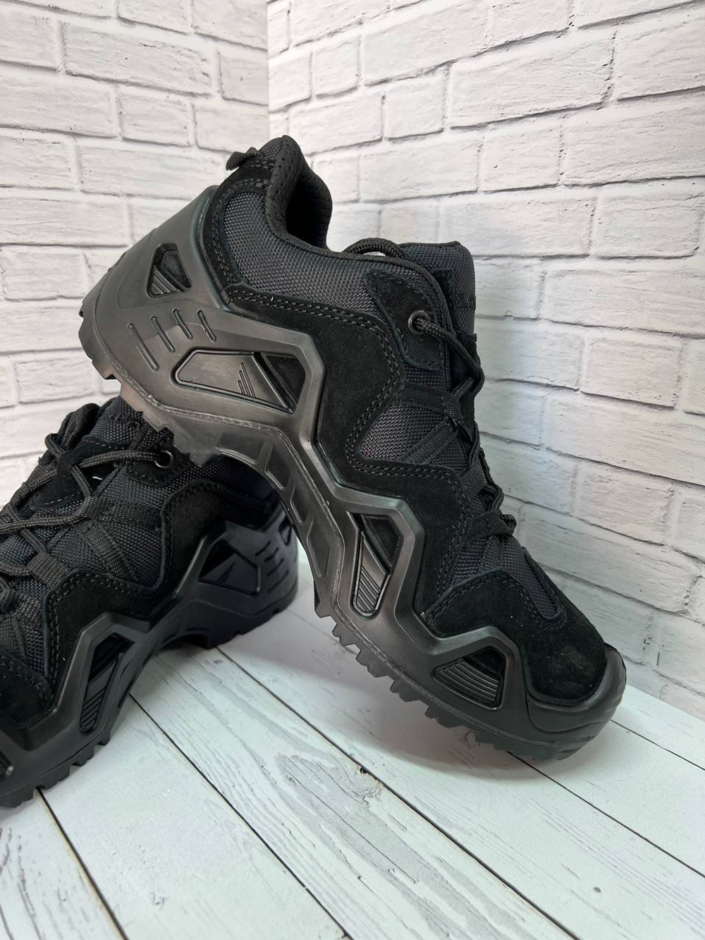 Треккинговые кроссовки Lowa / чёрный