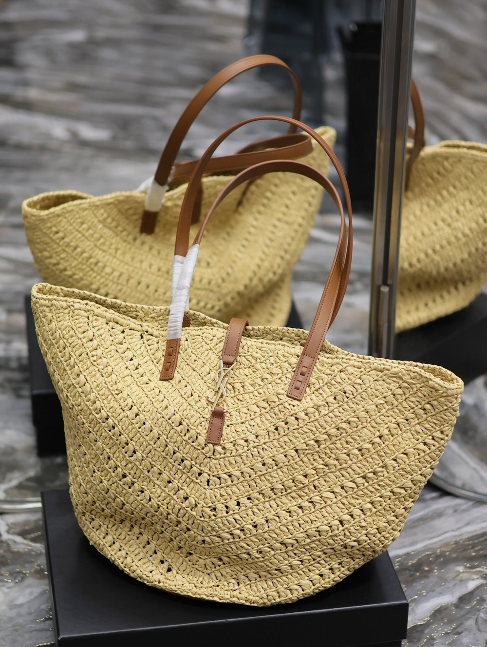 Saint Laurent Panier Medium in Raffia