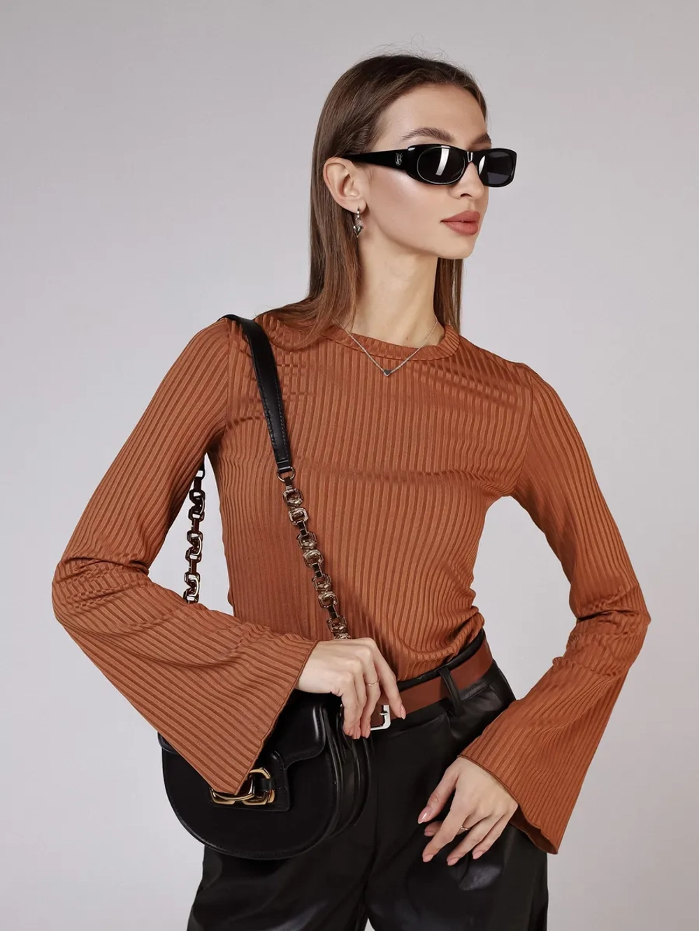 Лонгслив в рубчик с рукавами клеш