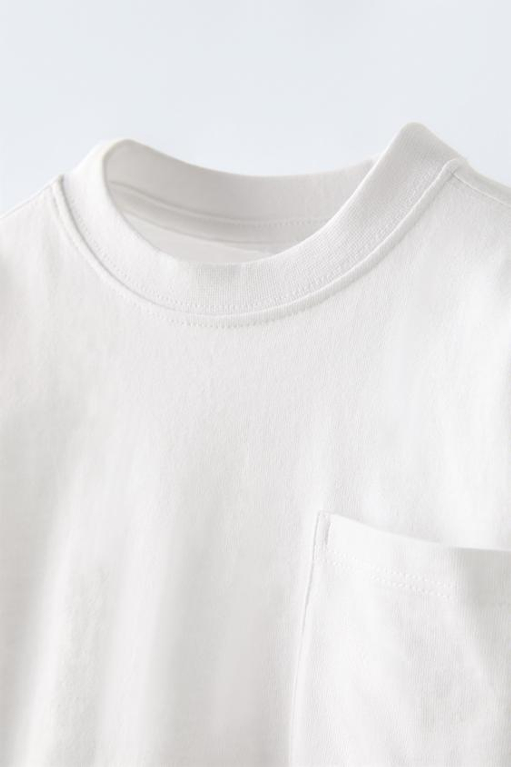 ZARA ОДНОТОННАЯ ФУТБОЛКА С КАРМАНОМ, БЕЛЫЙ