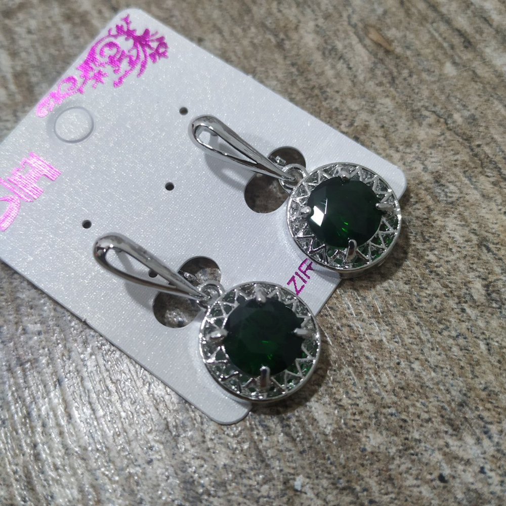 Серьги на англ.заст. Cubic Zirconia подвеска круг в объемной оправе цвет зеленый металл серебристый