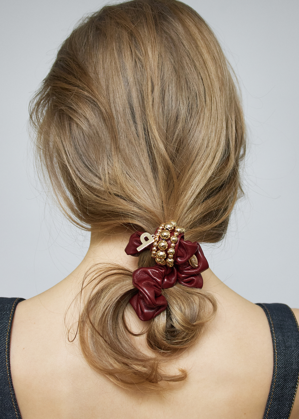 Кожаная резинка бордового цвета