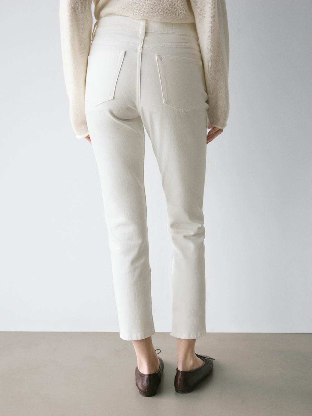 Massimo Dutti Джинсы средней посадки, укороченные, облегающего кроя, экрю