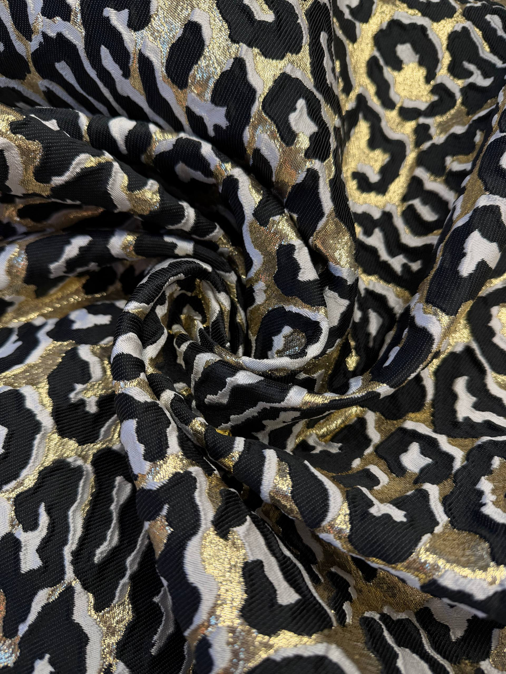 Жаккард шелк с п/э и люрексом Gucci золотой с черно-белым анималистичным принтом