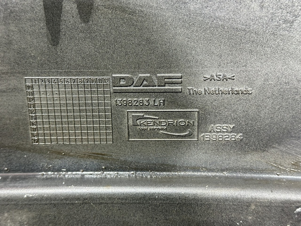 Облицовка фары левой