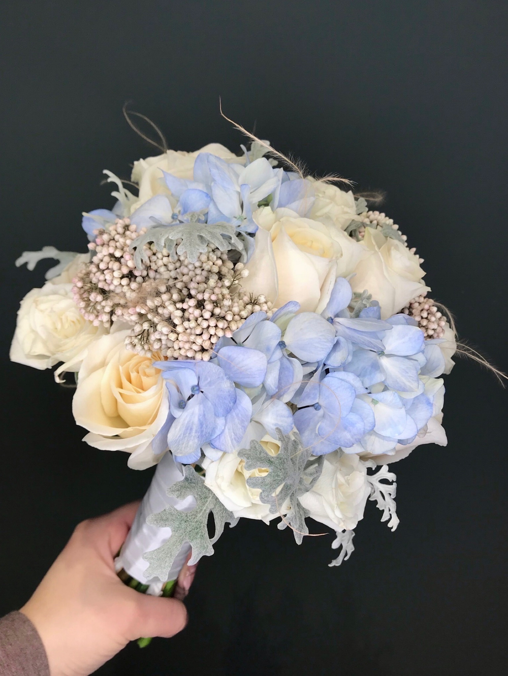 Сваденый букет из роз, голубой гортензии, необычной зелени и сухоцветов