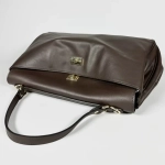 Женская сумка из натуральной кожи ягненка коричневого цвета