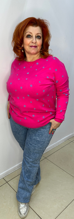 Яркий джемпер с голубыми горошинами