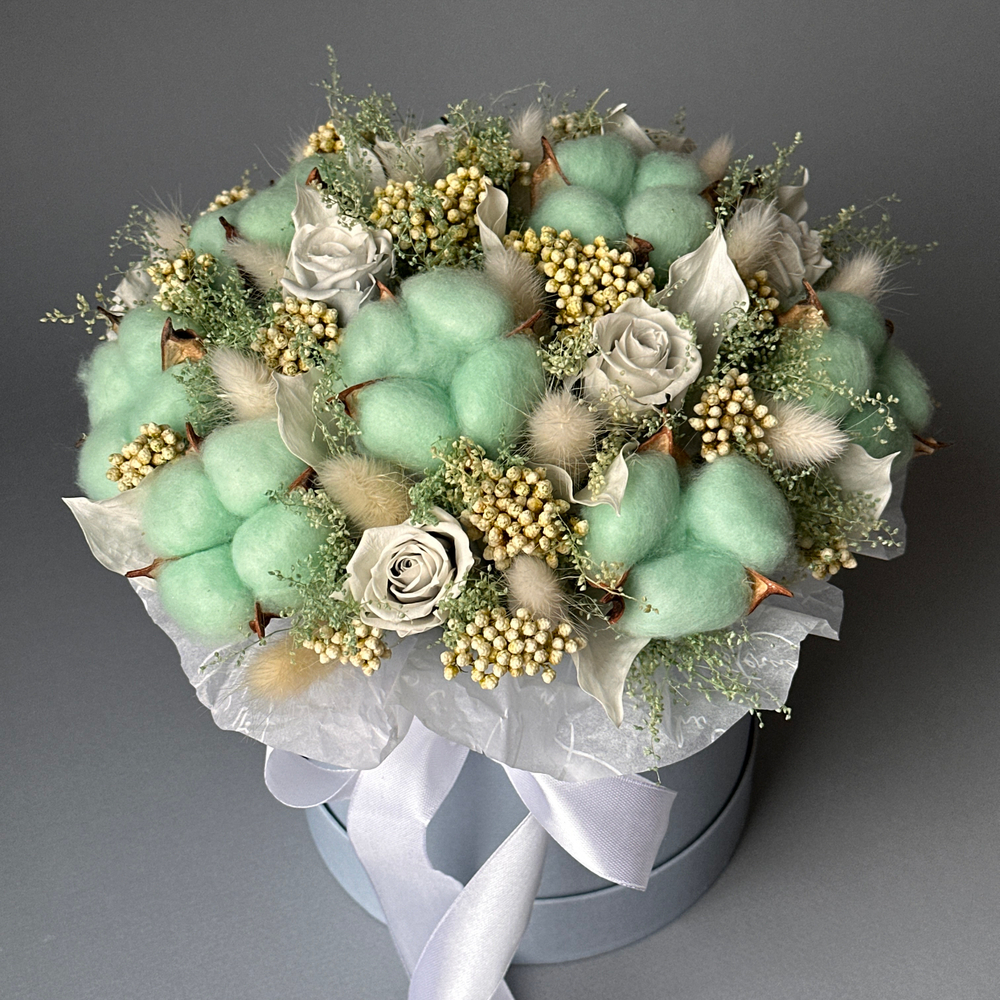 «Тиффани» - композиция из стабилизированных цветов и сухоцветов