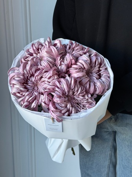 Моно букет из одноголовой кудрявой хризантемы в розовом оттенке