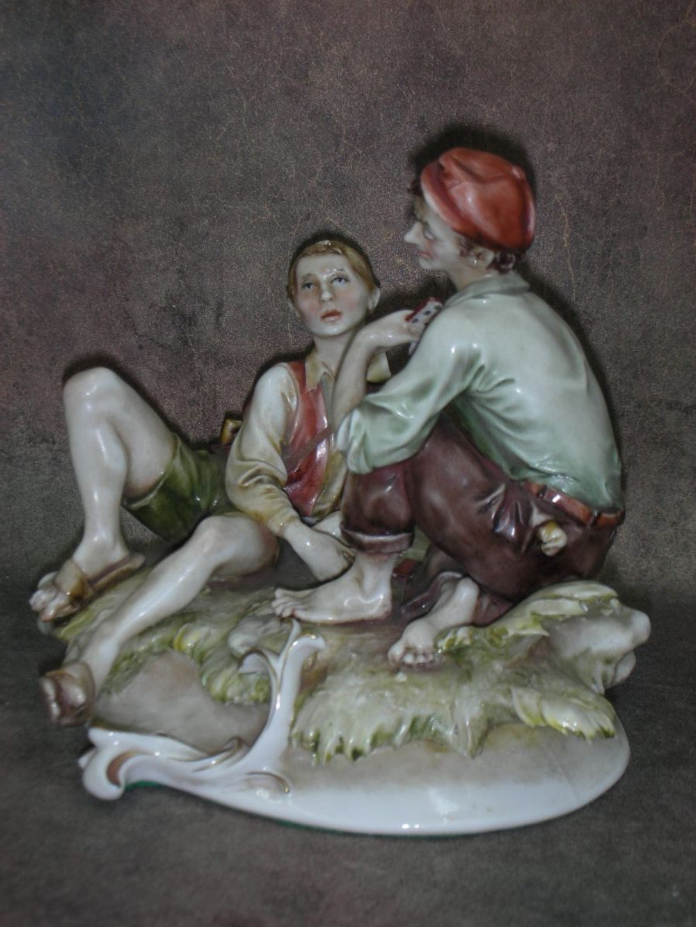 Статуэтка. Фарфор. Мальчики играют в карты. Capodimonte. Италия