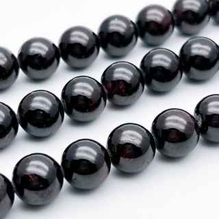 Гранат альмандин бусины, диаметр 10,4-10,5 мм, цена за 9 шт (1/4 нити)