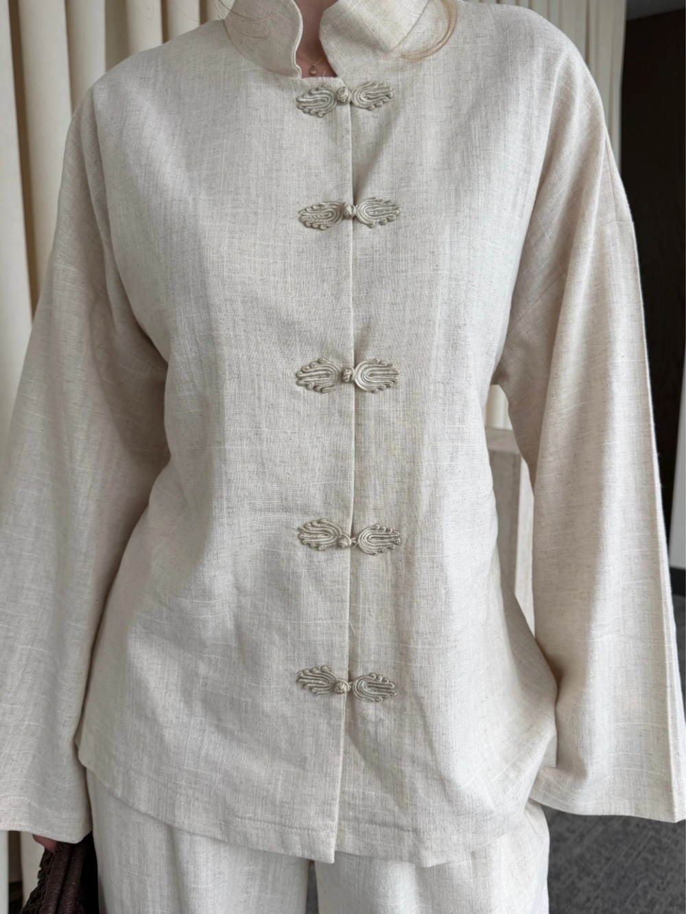 Костюм в азиатском стиле с прямыми брюками и разрезами по бокам