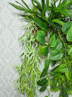 Искусственная зелень с папоротником в деревянном настенном кашпо