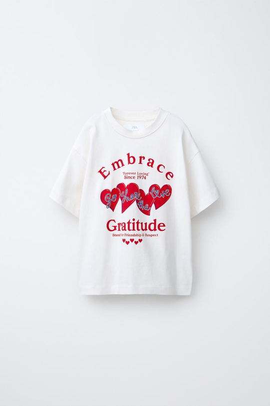 ZARA ФУТБОЛКА С ПРИНТОМ «СЕРДЕЧКИ», БЕЛЫЙ