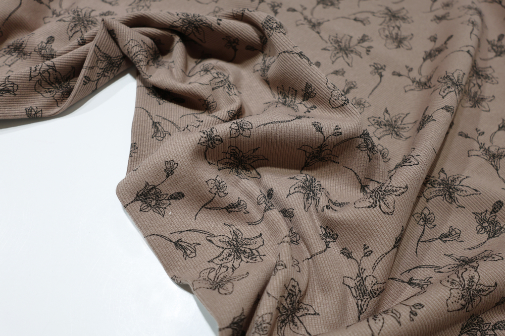 ЦВЕТЫ НА БЕЖЕВОМ - Кашкорсе с лайкрой, компакт пенье (КРВ640 Елена) (к0 незначительно испачкан)