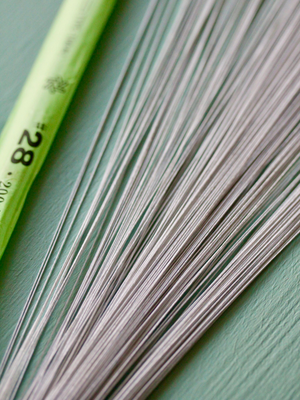 Проволока длинная японская формат U в зеленой упаковке № 28 Белая, длина 72 см согнута пополам, 100 штук.