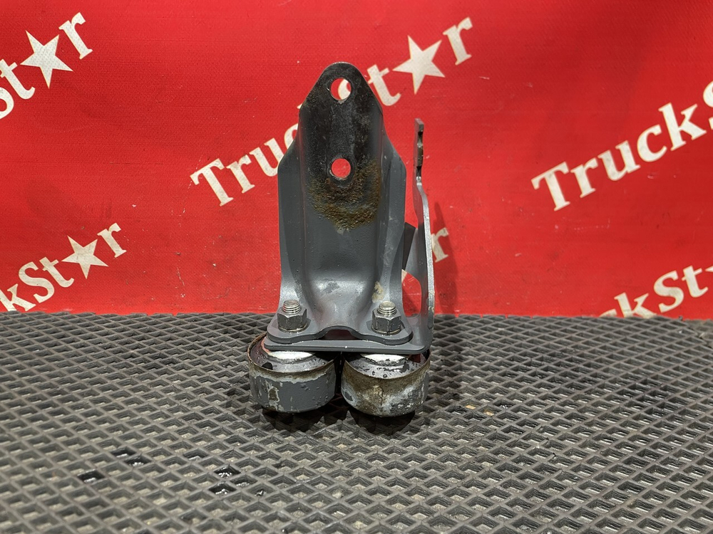 Кронштейн радиатора правый