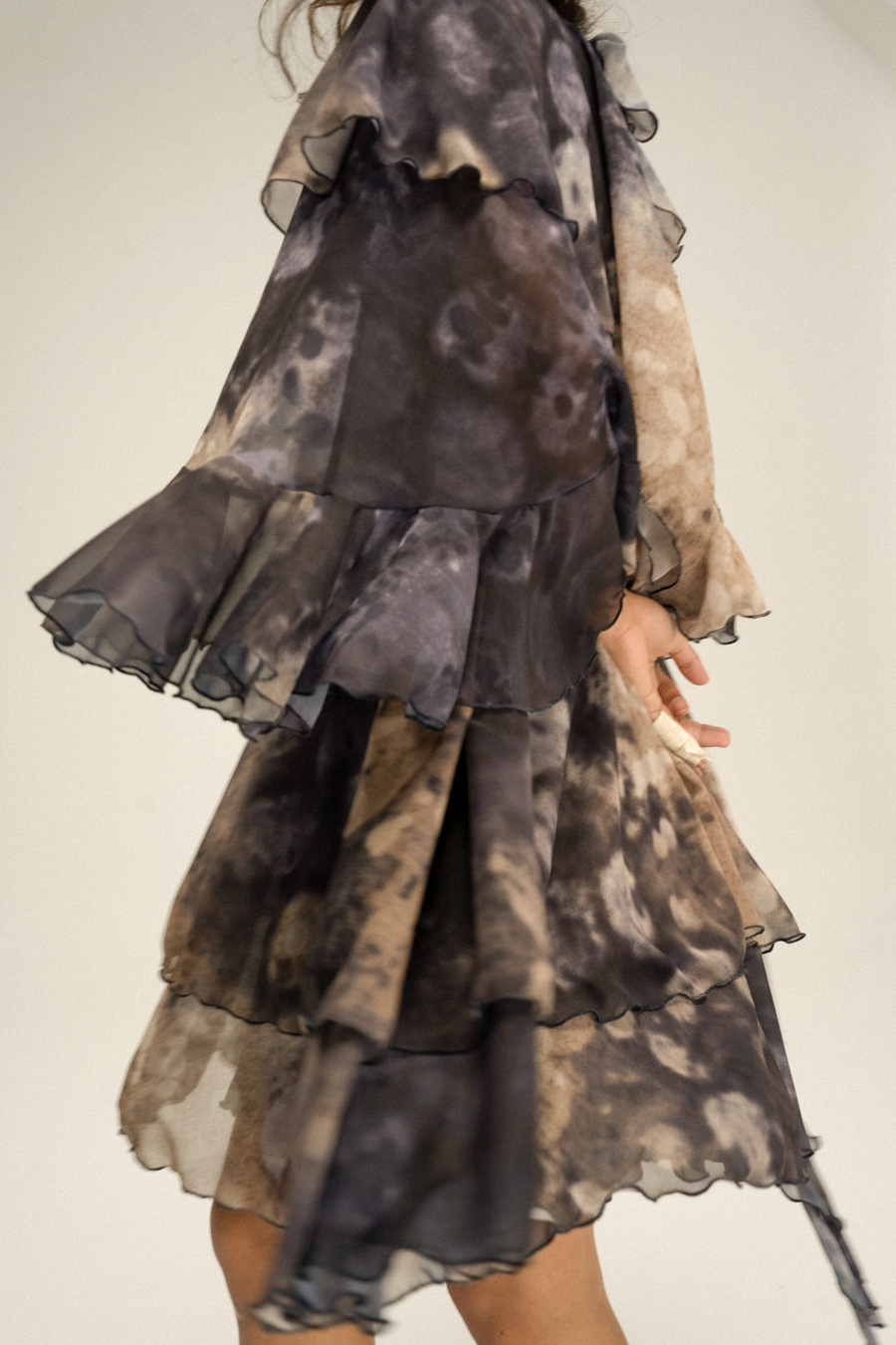 Платье с рюшами в акцентной ткани