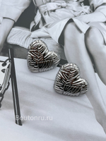 Серьги в форме сердца серебристые жатые