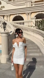 Платье мини с вырезом V на груди