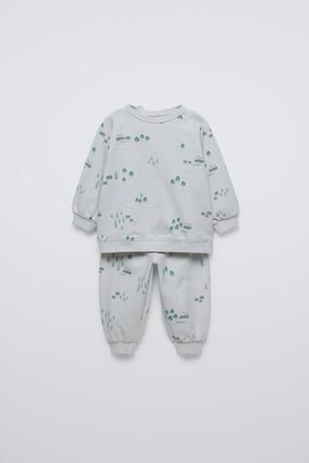 ZARA КОМПЛЕКТ ИЗ ТОЛСТОВКИ И БРЮК С ПРИНТОМ, ЦВЕТ ЛЬДА