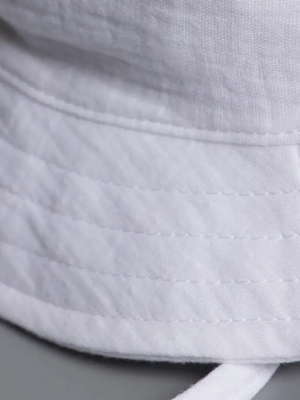 Белая детская панама на лето с завязками