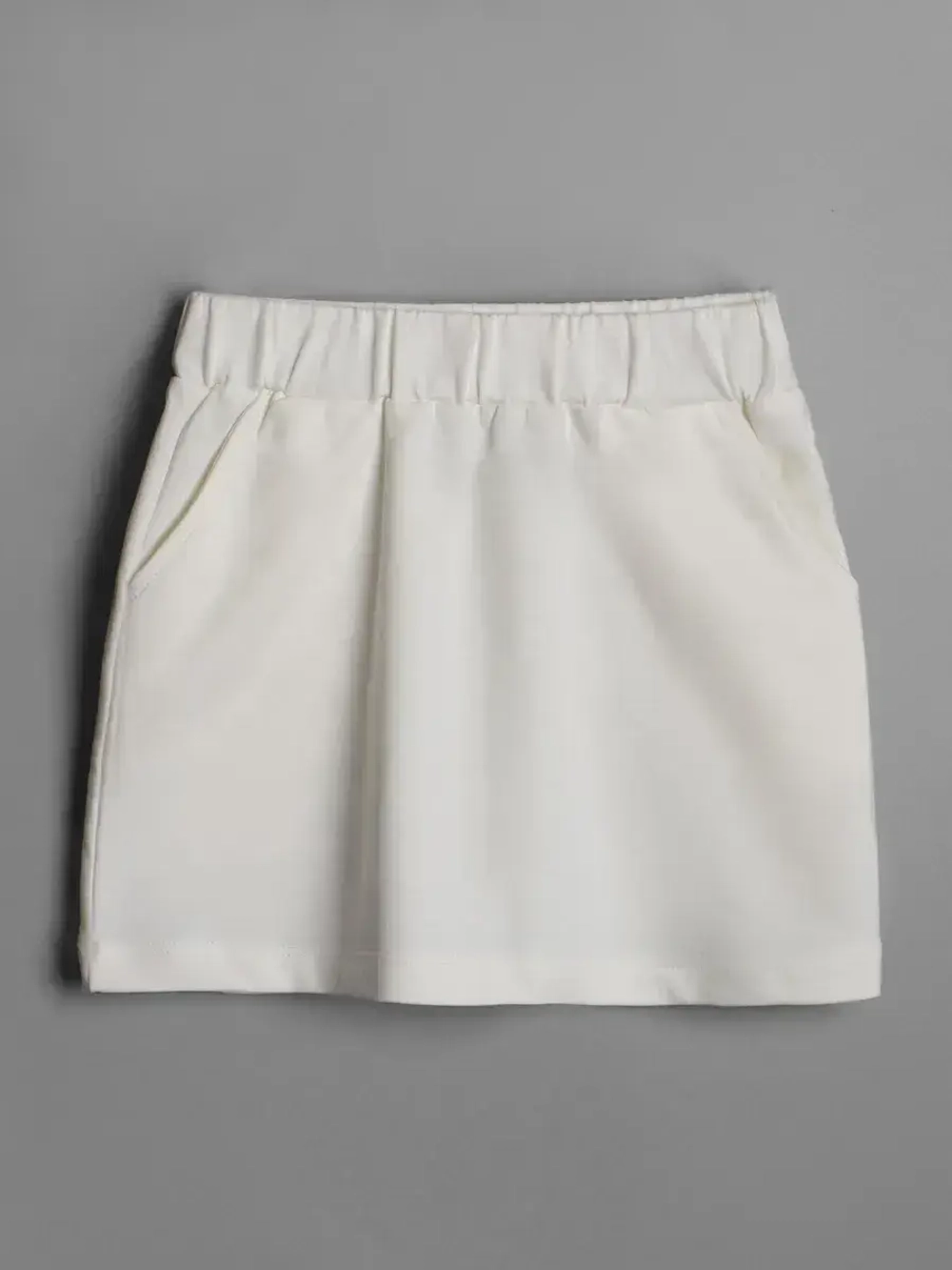 Белый костюм для девочки с юбкой на осень